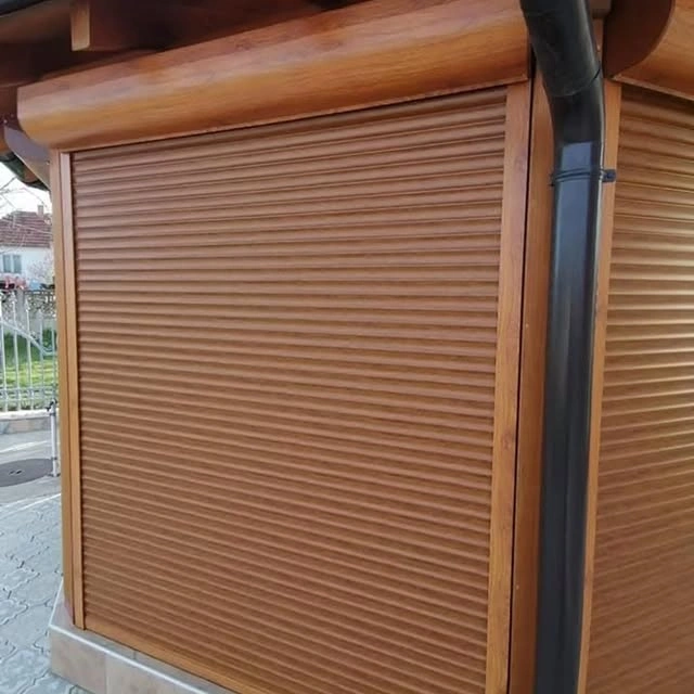 Braon rolo vrata u dezenu drveta na letnjikovcu