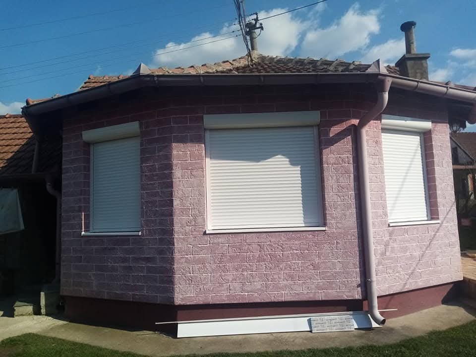 Bele PVC roletne na porodičnoj kući sa erkerom