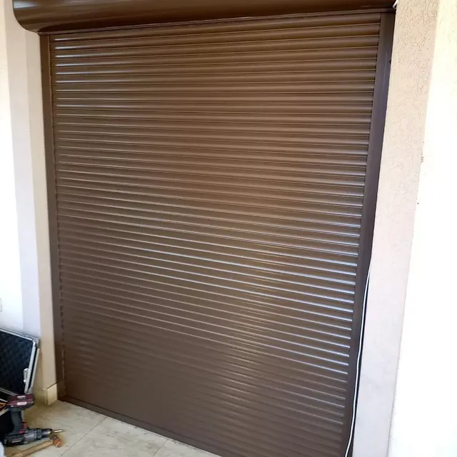 Braon aluminijumska rolo garažna vrata — detalj lamela