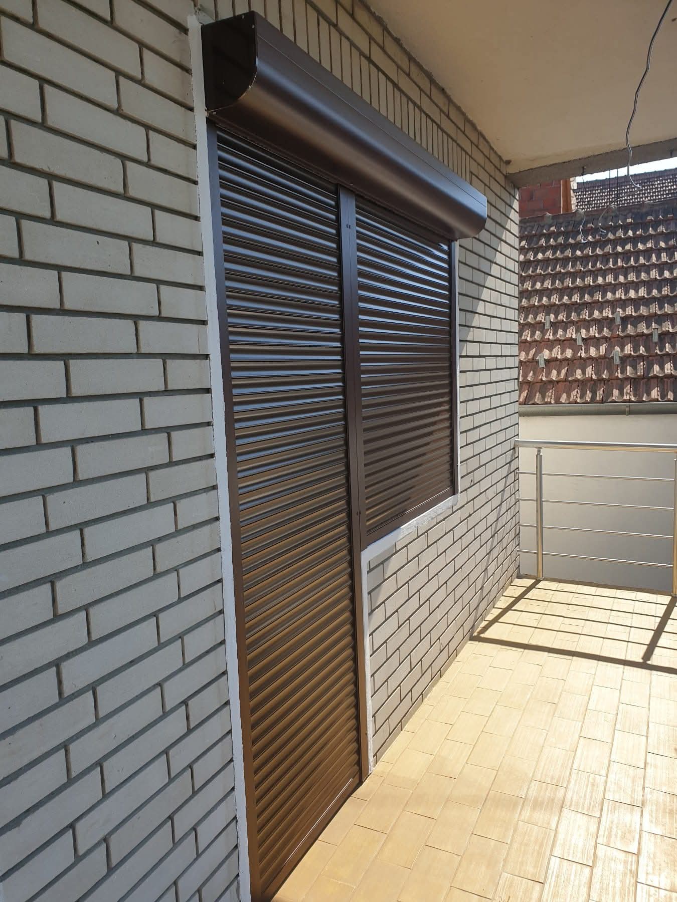 Braon PVC roletna na terasnim vratima