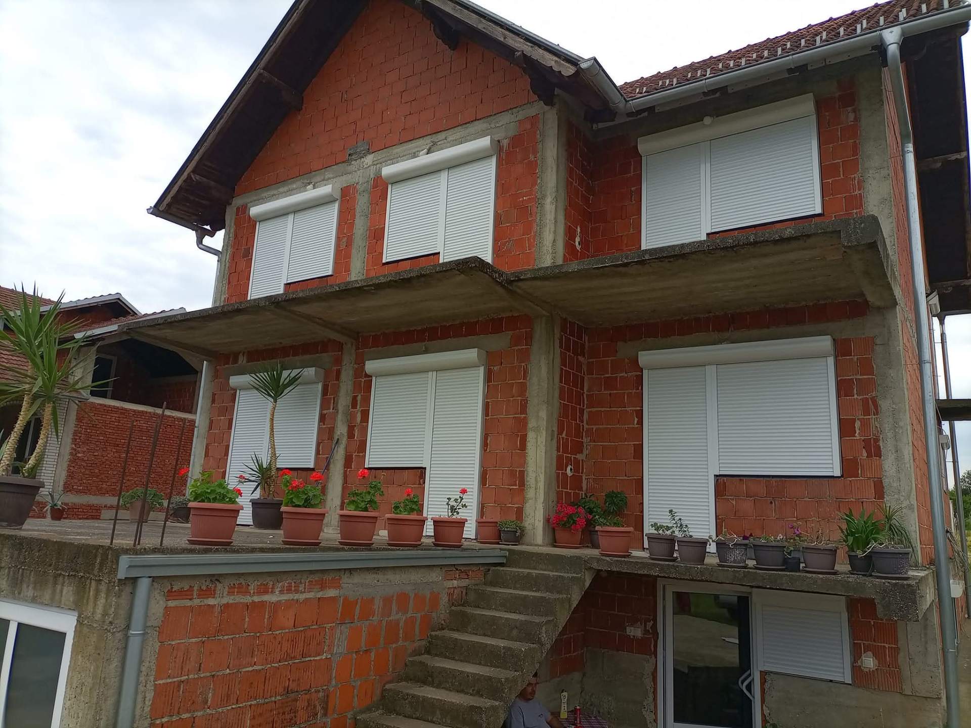 Bele PVC roletne na spratnoj porodičnoj kući