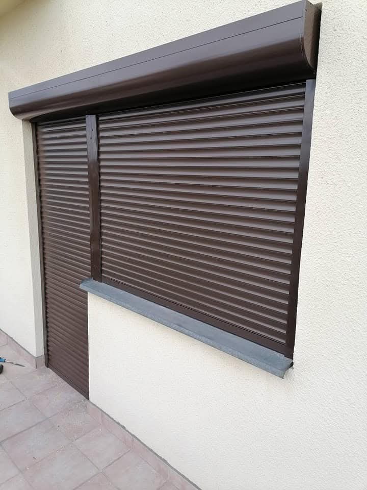 Braon PVC roletna na prozoru porodične kuće