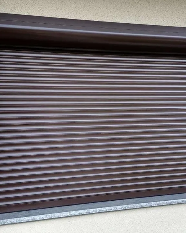 Detalj aluminijumske roletne — lamele sa PU ispunom