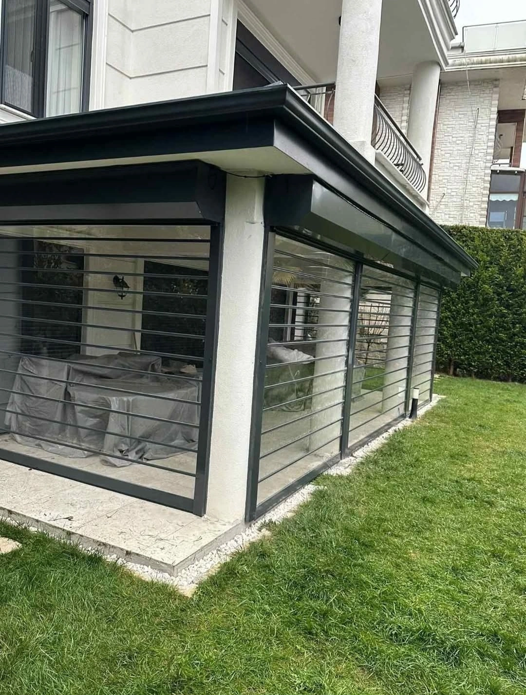 Providna aluminijumska rolo vrata na uglu zastakljene terase