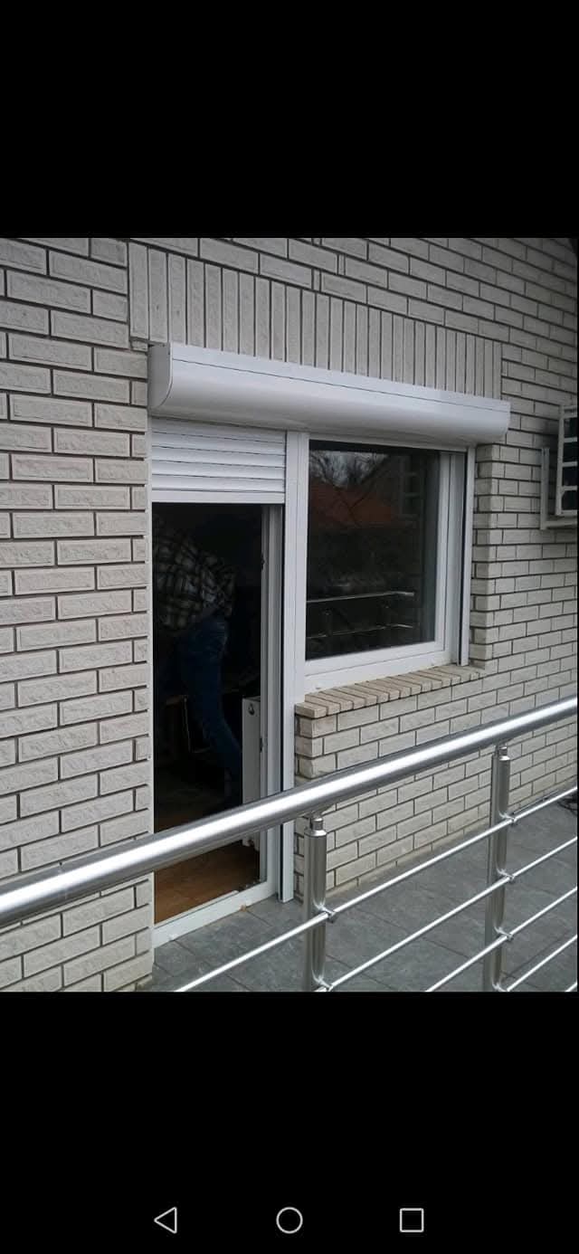 Bela PVC roletna sa otvorenom kutijom