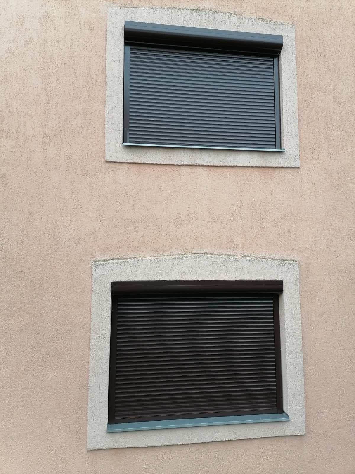 Antracit PVC roletne na dva prozora
