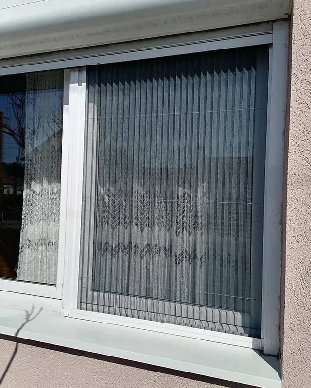 Plise komarnik na prozoru porodične kuće