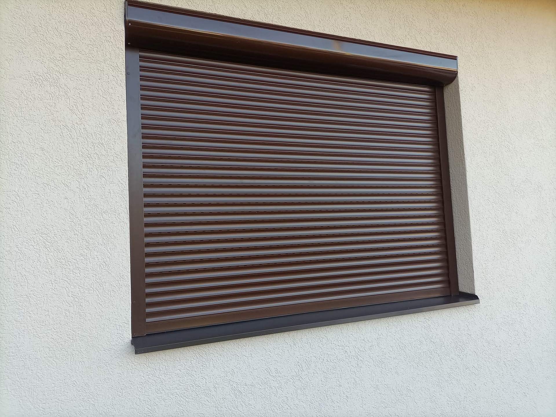 Braon PVC roletna — detalj zatvorenog prozora